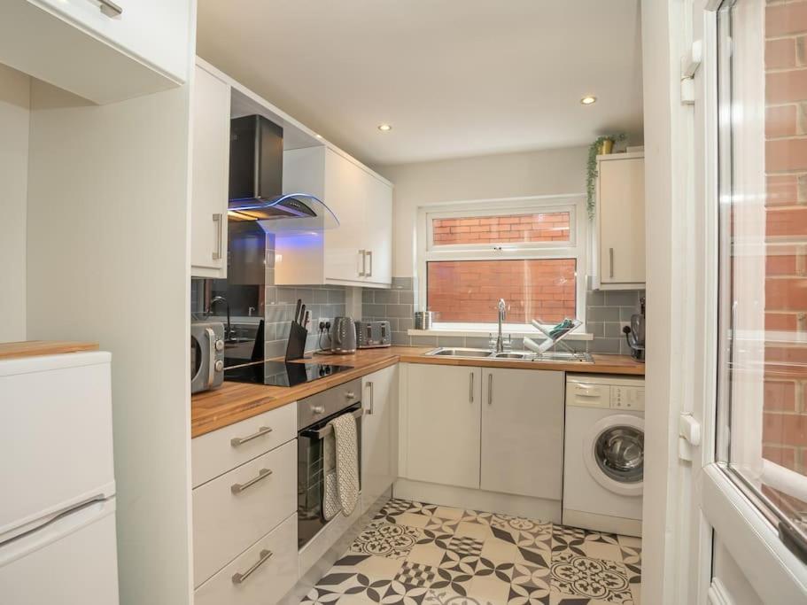 Cozy Townhouse, Walking Distance To Belfast City Exterior photo